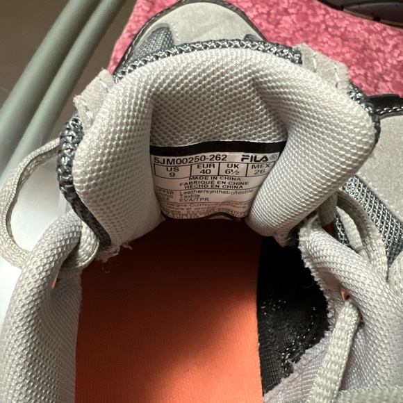Fila, Size 9 - Picture 5 of 6